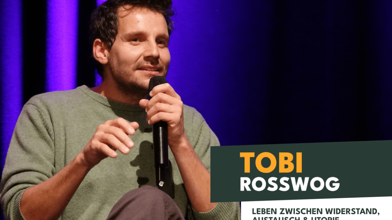 Seit 2009 gestaltet und gibt Tobi zu verschiedenen Themen rund um die Ideen und Wege einer sozial-ökologischen Transformation Bildungsaktivitäten wie Workshops, Keynotes & Vorträge an Unis, auf Kongressen, Konferenzen, in der freien Wirtschaft, in gewerkschaftlichen Kontexten und an vielen weiteren Orten. In über 1.500 Vorträgen hat er im deutschsprachigen Raum viel Erfahrung gesammelt, spricht lebendig und motivierend. Seine Worte machen Mut und geben Hoffnung.